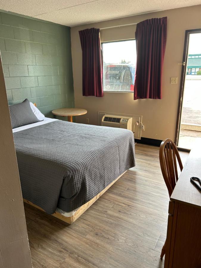Cedar Inn Lloydminster Εξωτερικό φωτογραφία