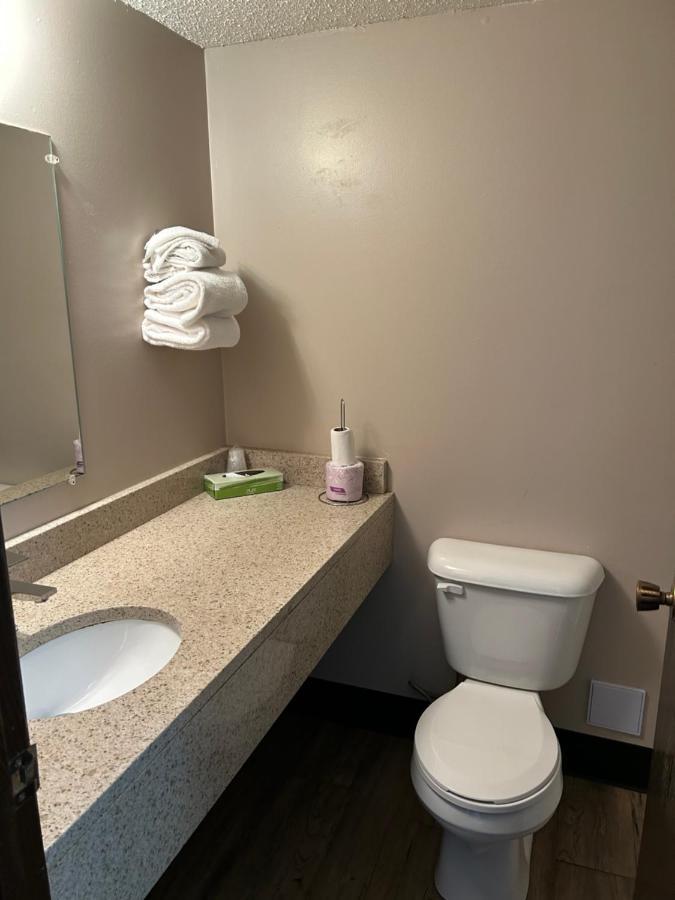 Cedar Inn Lloydminster Εξωτερικό φωτογραφία